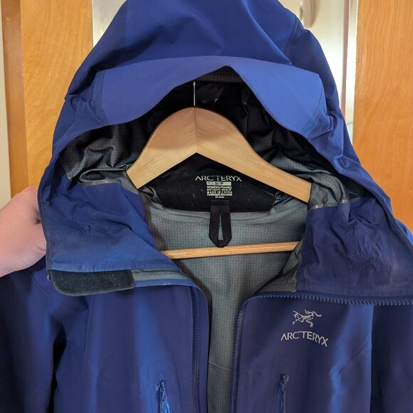 Arc'teryx Women's Alpha AR Jacket, Small, Blueish Purple - Picture 8 of 16